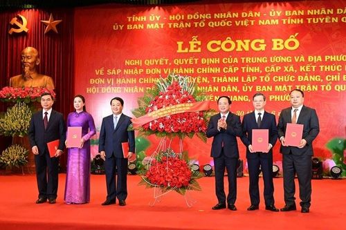 Tuyên Quang công bố nghị quyết, quyết định về sáp nhập đơn vị hành chính cấp tỉnh, cấp xã