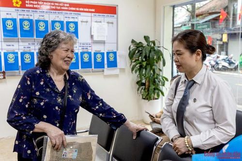 Người dân phấn khởi trong ngày đầu tiên chính quyền 2 cấp ở Hà Nội đi vào hoạt động