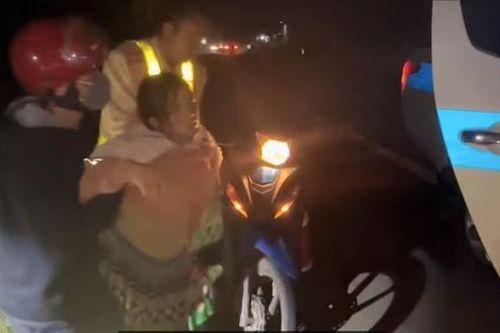 Cuộc sinh nở dọc đường của sản phụ được tổ CSGT hỗ trợ thành công
