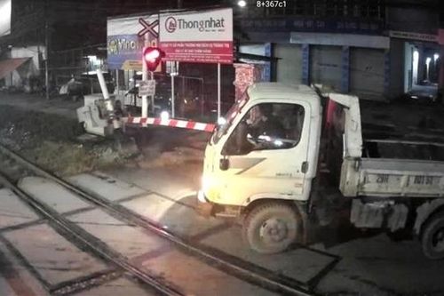 Không chấp hành tín hiệu biển báo, tài xế xe tải 'cố' vượt đâm hỏng gác chắn tàu