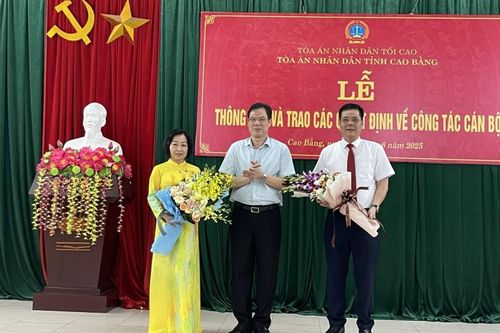 Tòa án nhân dân tỉnh thông báo và trao các quyết định về công tác cán bộ
