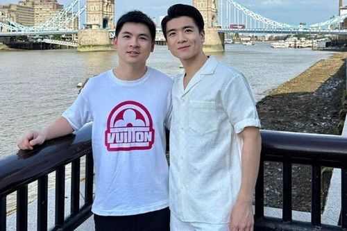 Chồng Đỗ Mỹ Linh cùng anh trai ruột về thăm nơi ngày xưa du học, cách nhau 6 tuổi mà giống song sinh