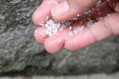 Rắc một nắm muối vào nhà tắm: Mẹo nhỏ, lợi ích lớn ai cũng nên biết