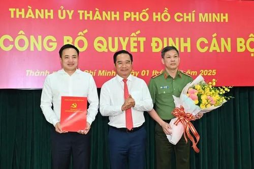 Ban Thường vụ Thành ủy TPHCM công bố và trao các quyết định về nhân sự