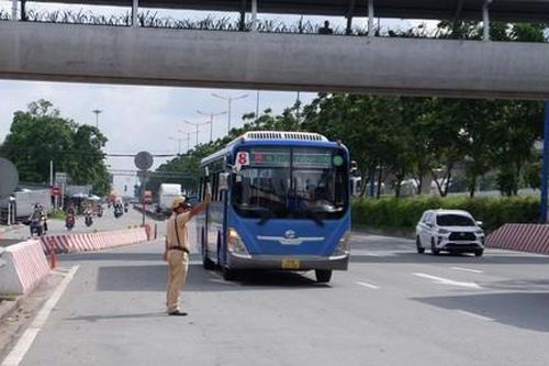 CSGT TPHCM trích xuất thiết bị giám sát hành trình để xử lý tài xế vi phạm