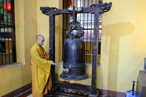 Linh thiêng khoảnh khắc chùa Quán Sứ cử ba hồi chuông trống cầu quốc thái dân an sáng 1/7