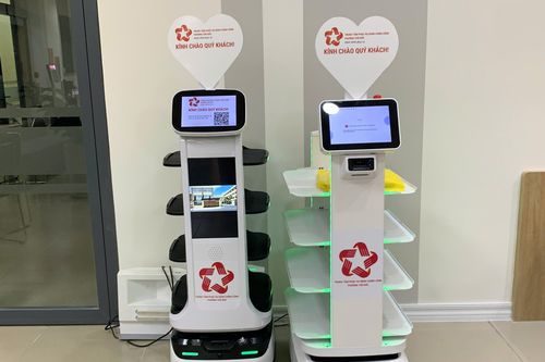 Robot chào đón, hỗ trợ người dân làm thủ tục hành chính tại TP.HCM