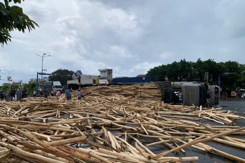 Xe đầu kéo lật trên QL1 ở Đắk Lắk, 3 người thương vong