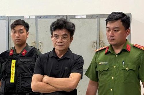 Triệt phá đường dây sản xuất, mua bán gần 70.000 chai dầu gió Con Ó giả