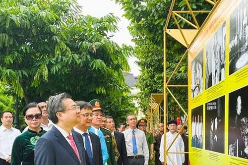 Trưng bày 100 hình ảnh, tư liệu quý giá về Tổng Bí thư Nguyễn Văn Linh