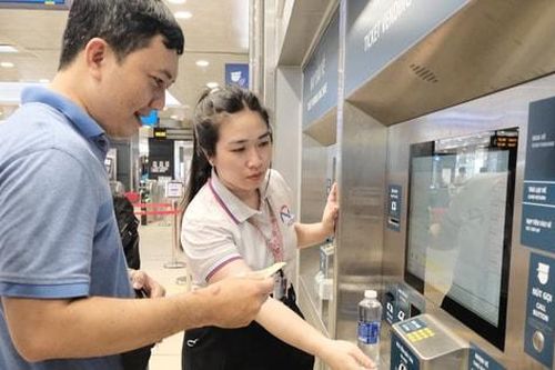 TP Hồ Chí Minh: Hành khách đi tuyến metro số 1 bằng thẻ từ thông minh
