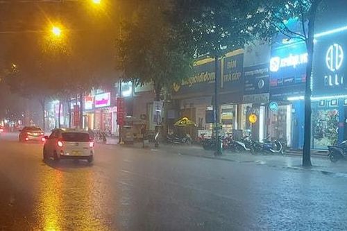 Hà Nội mưa lớn, lệnh báo động lũ trên sông Cầu và sông Cà Lồ