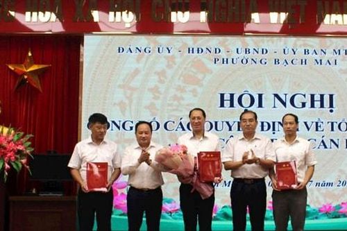 Phường Bạch Mai công bố các quyết định về tổ chức bộ máy và công tác cán bộ