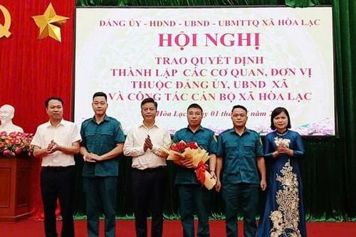 Xã Hòa Lạc trao quyết định thành lập cơ quan, đơn vị và công tác cán bộ