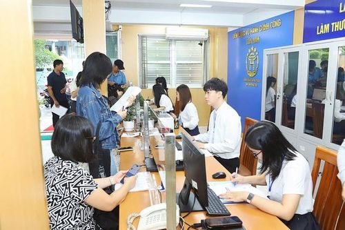 Người dân Hà Nội làm thủ tục thuận tiện trong ngày đầu vận hành chính quyền 2 cấp