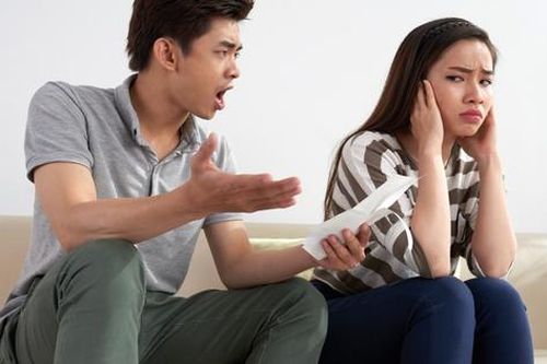 Nhờ mẹ giữ vàng hộ, vợ nói 1 câu khiến tôi choáng váng