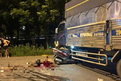 Xe máy găm chặt vào hông xe tải sau va chạm trên đường gom Võ Nguyên Giáp