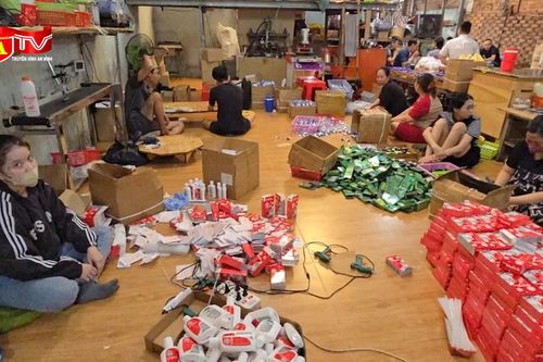 Đột kích công xưởng sản xuất dầu gió giả 'đội lốt' công ty mỹ phẩm