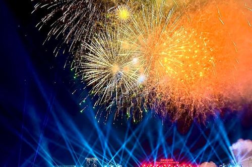 Quảng Ninh bắn pháo hoa chào mừng chính quyền 2 cấp