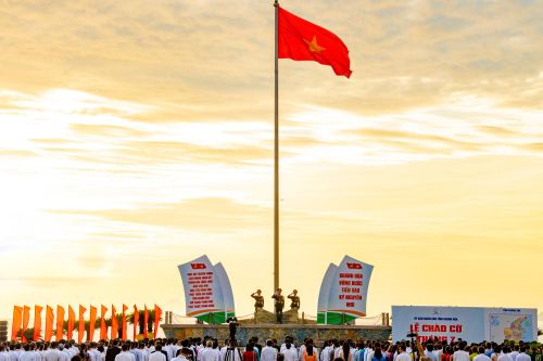 Lễ chào cờ 'tuyệt đối điện ảnh' tại Khánh Hòa ngày đầu sau sáp nhập