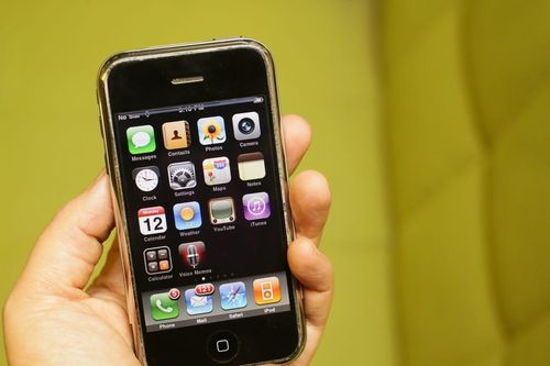 Bản tin đặc biệt về ngày lên kệ iPhone cách đây 18 năm