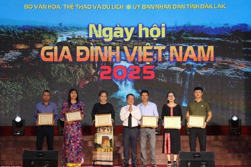 Tôn vinh giá trị gia đình Việt Nam