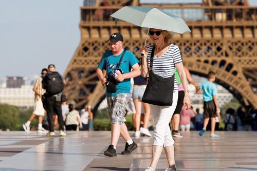 Tháp Eiffel đóng cửa vì thời tiết quá nóng