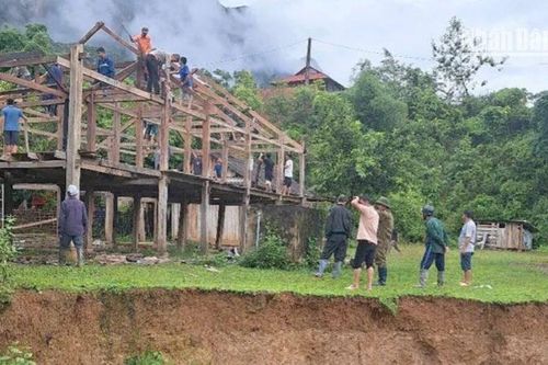 Sơn La: Hỗ trợ người dân di chuyển khỏi vùng nguy hiểm do mưa lớn kéo dài