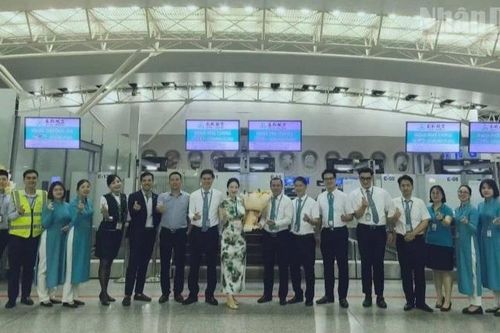 Chuyến bay đầu tiên của hãng hàng không Spring Airlines tới Hà Nội