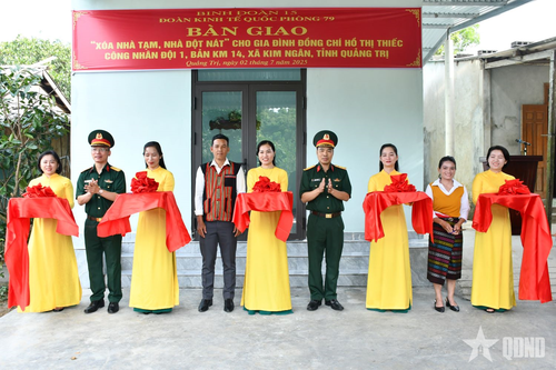 Bàn giao công trình 'Xóa nhà tạm, nhà dột nát' tặng công nhân người Bru-Vân Kiều