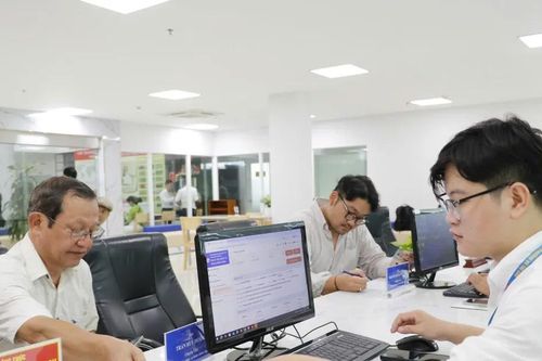 Ngày đầu vận hành chính quyền địa phương 2 cấp: Công chức tích cực, người dân hài lòng