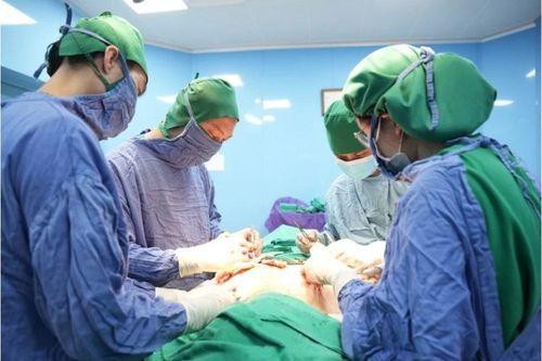 Lấy nhiều khối u, tạo hình vú sa trễ trong 1 lần mổ