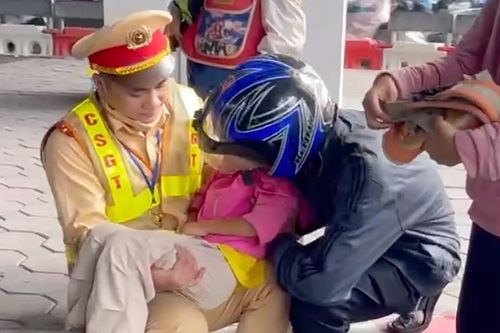 Kịp thời hỗ trợ một gia đình bị tai nạn trên đường