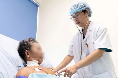 Bị ong vò vẽ đốt 30 vết, người đàn ông thoát chết thần kỳ
