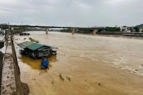 Lũ lớn tràn về đầu nguồn sông Hồng