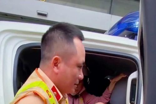 Chiến sĩ CSGT hỗ trợ viện phí, đưa cháu bé tai nạn đi cấp cứu