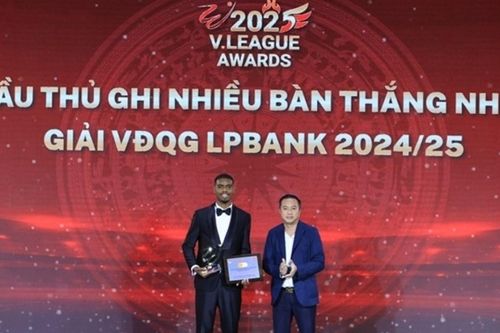 Tiền đạo CLB CAHN Alan Grafite giành giải Cầu thủ hay nhất V-League 2024/25
