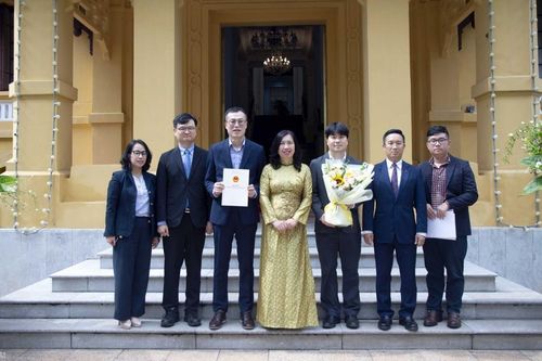 Bộ Ngoại giao trao Giấy phép thành lập Văn phòng thường trú cho báo Financial News, Hàn Quốc