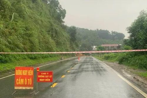 Sạt lở trên Quốc lộ 70B tại Phú Thọ, phân luồng khẩn cấp