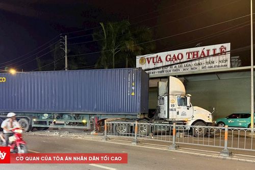 Container tông dải phân cách, chắn ngang đường phố ở TP.HCM
