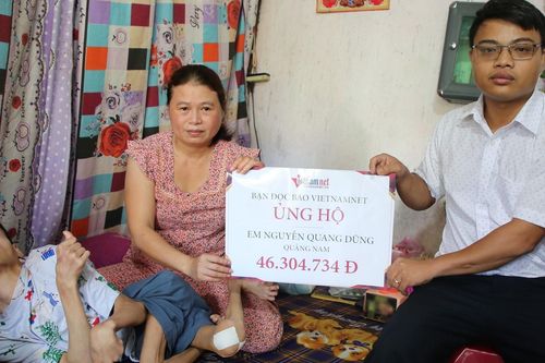 Báo VietNamNet trao hơn 46 triệu đồng giúp người mẹ nuôi con nằm liệt 17 năm