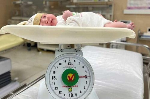 Bé gái chào đời với cân nặng 5kg, ngang trẻ 2 tháng tuổi