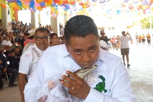 Thị trưởng làm đám cưới với cá sấu, nghi lễ hơn 230 năm khiến dân mạng chú ý