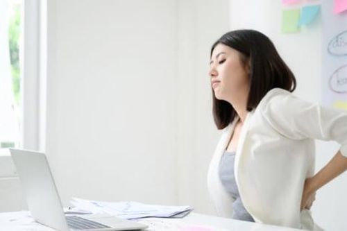 Vì sao ngồi nhiều gây đau lưng, có nguy hiểm không?