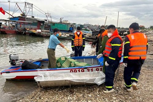 Khẩn trương cứu hộ trong mưa lớn, tìm thấy thi thể nạn nhân đuối nước tại biển Lạch Tượng