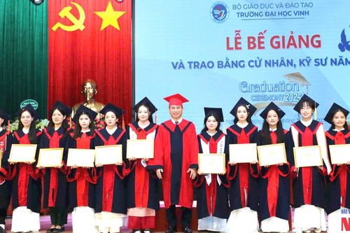 Trường Đại học Vinh trao bằng tốt nghiệp cho gần 2.800 sinh viên và khen thưởng 13 thủ khoa xuất sắc