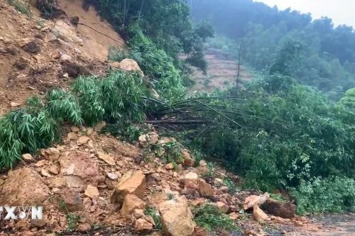 Phú Thọ: Mưa lớn gây sạt lở hàng trăm m3 đất đá trên Quốc lộ 70B