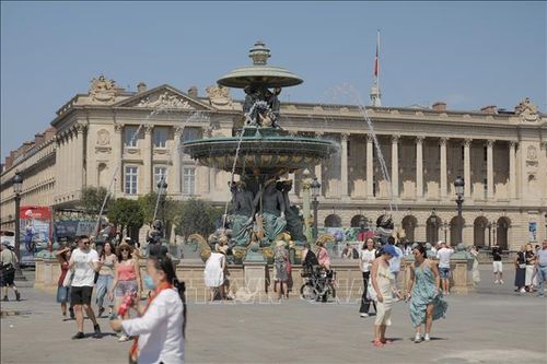 Ít nhất 2 người tử vong, hơn 300 người phải điều trị do nắng nóng tại Pháp