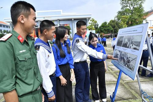 Trưng bày ảnh 'Hoàng Sa – Trường Sa' và thành tựu Đảng bộ Vùng 2 Hải quân
