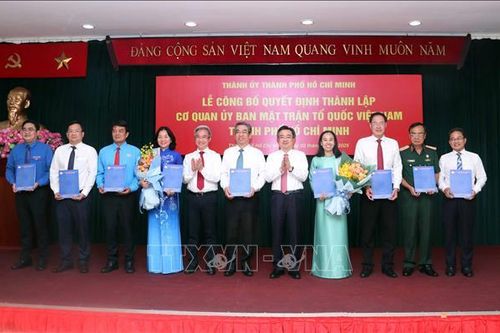 Trao quyết định thành lập cơ quan Ủy ban MTTQ Việt Nam Thành phố Hồ Chí Minh